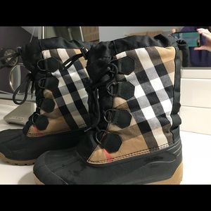 Burberry snow boots